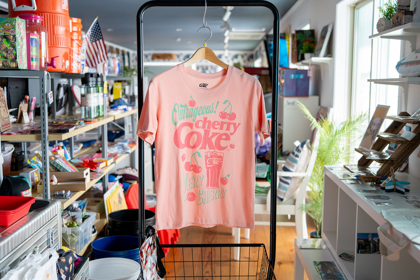 チェリーコーク公式 グラフィック Tシャツ [Outrageous! Cherry] - ピンク
