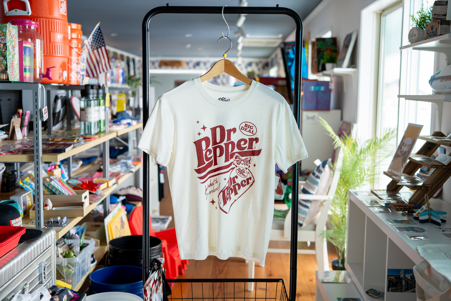 ドクターペッパー 公式 グラフィック Tシャツ [BIG DEAL / CAN] - ナチュラル